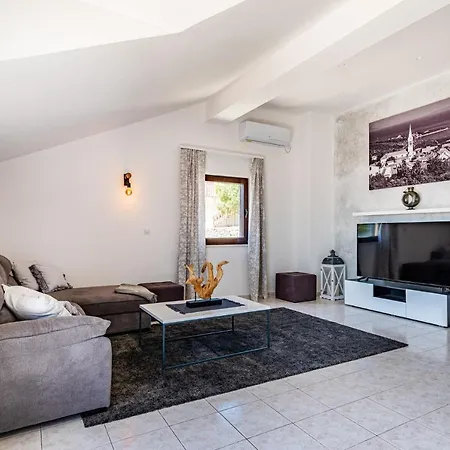 Kadena - Luxury Seaside With Private Heated Pool Villa